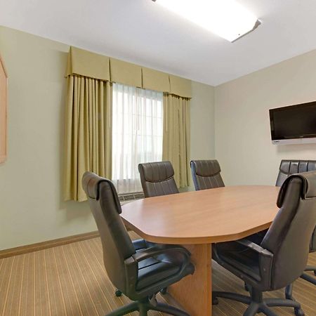 Super 8 By Wyndham Austin/Airport North Hotel Екстериор снимка