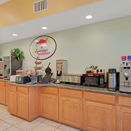 Super 8 By Wyndham Austin/Airport North Hotel Екстериор снимка