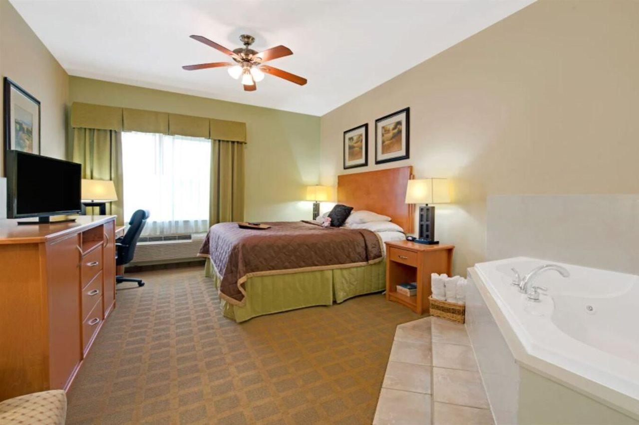 Super 8 By Wyndham Austin/Airport North Hotel Екстериор снимка