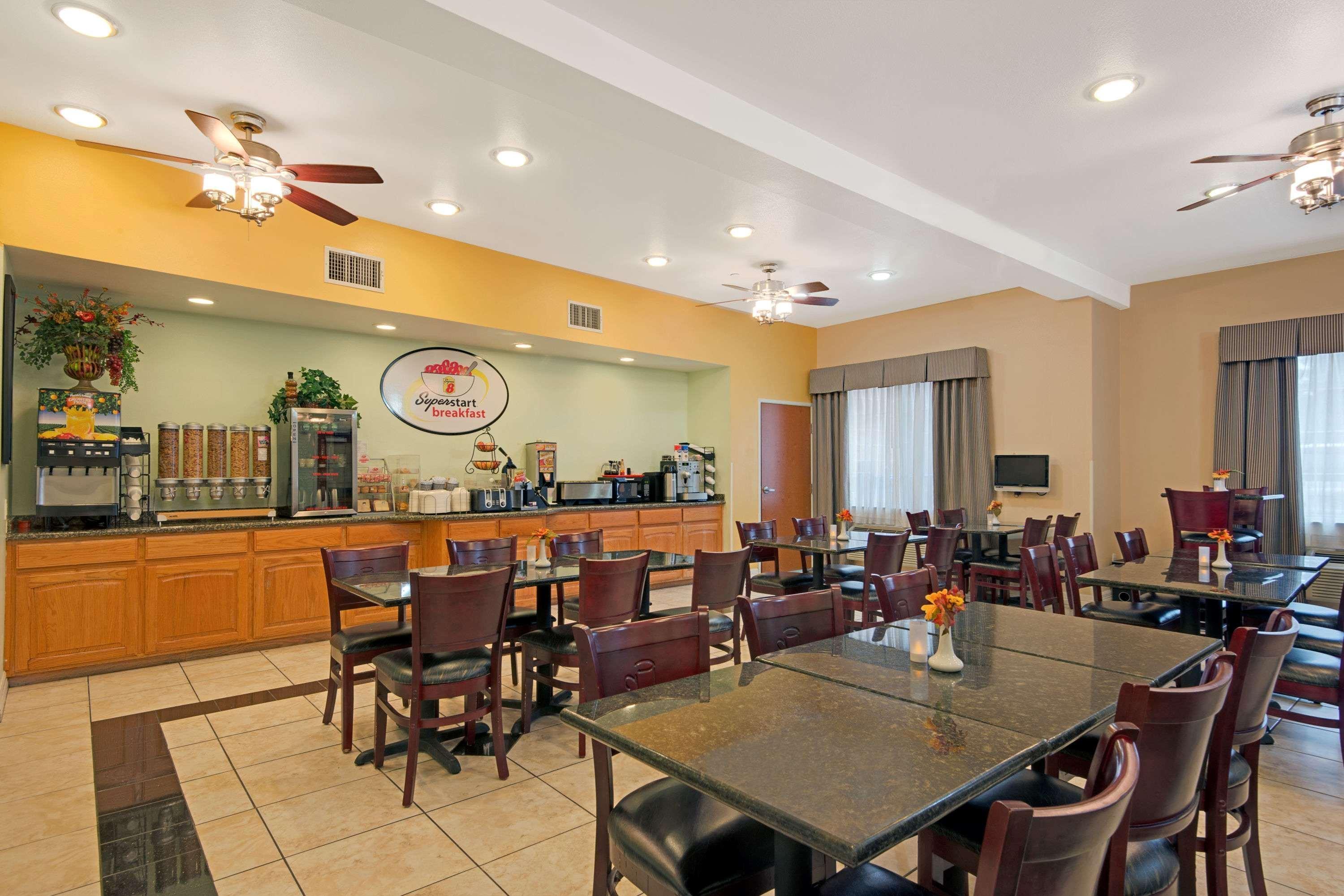 Super 8 By Wyndham Austin/Airport North Hotel Екстериор снимка