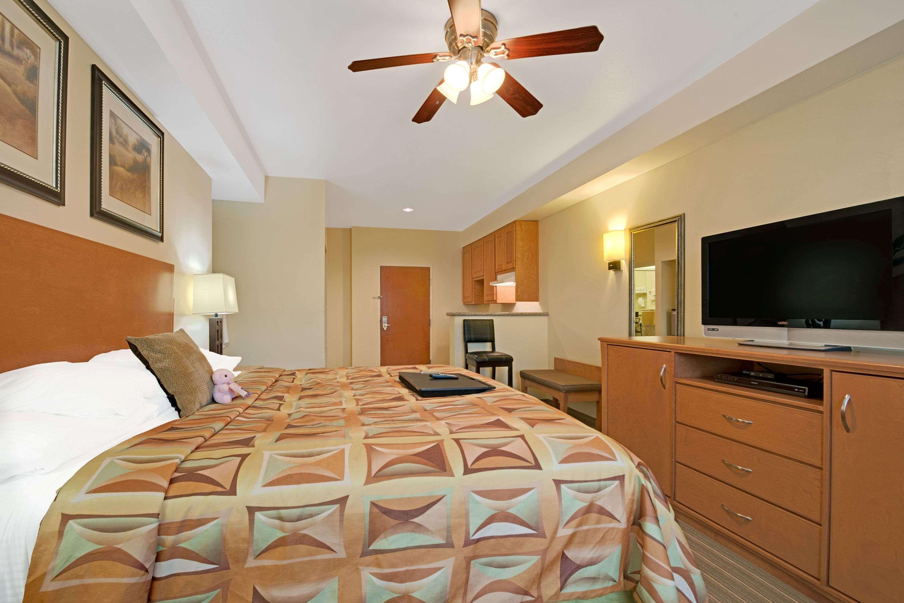 Super 8 By Wyndham Austin/Airport North Hotel Екстериор снимка