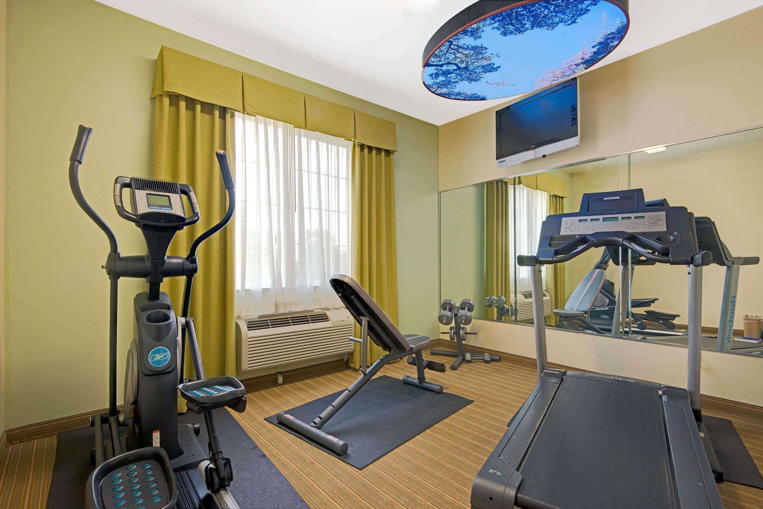 Super 8 By Wyndham Austin/Airport North Hotel Екстериор снимка