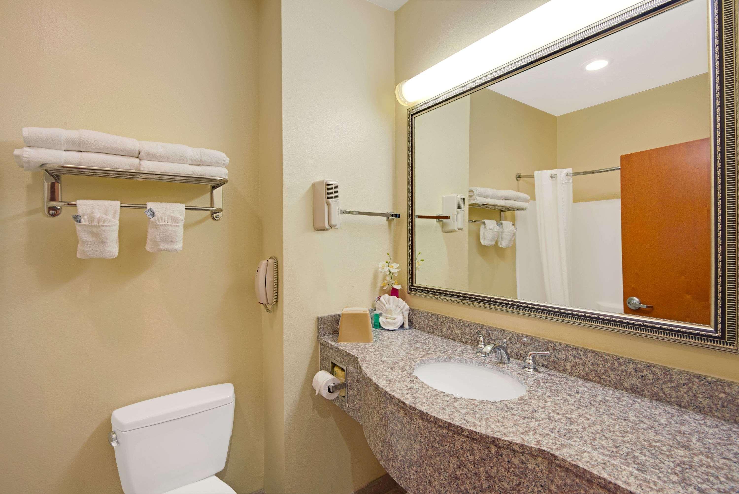 Super 8 By Wyndham Austin/Airport North Hotel Екстериор снимка