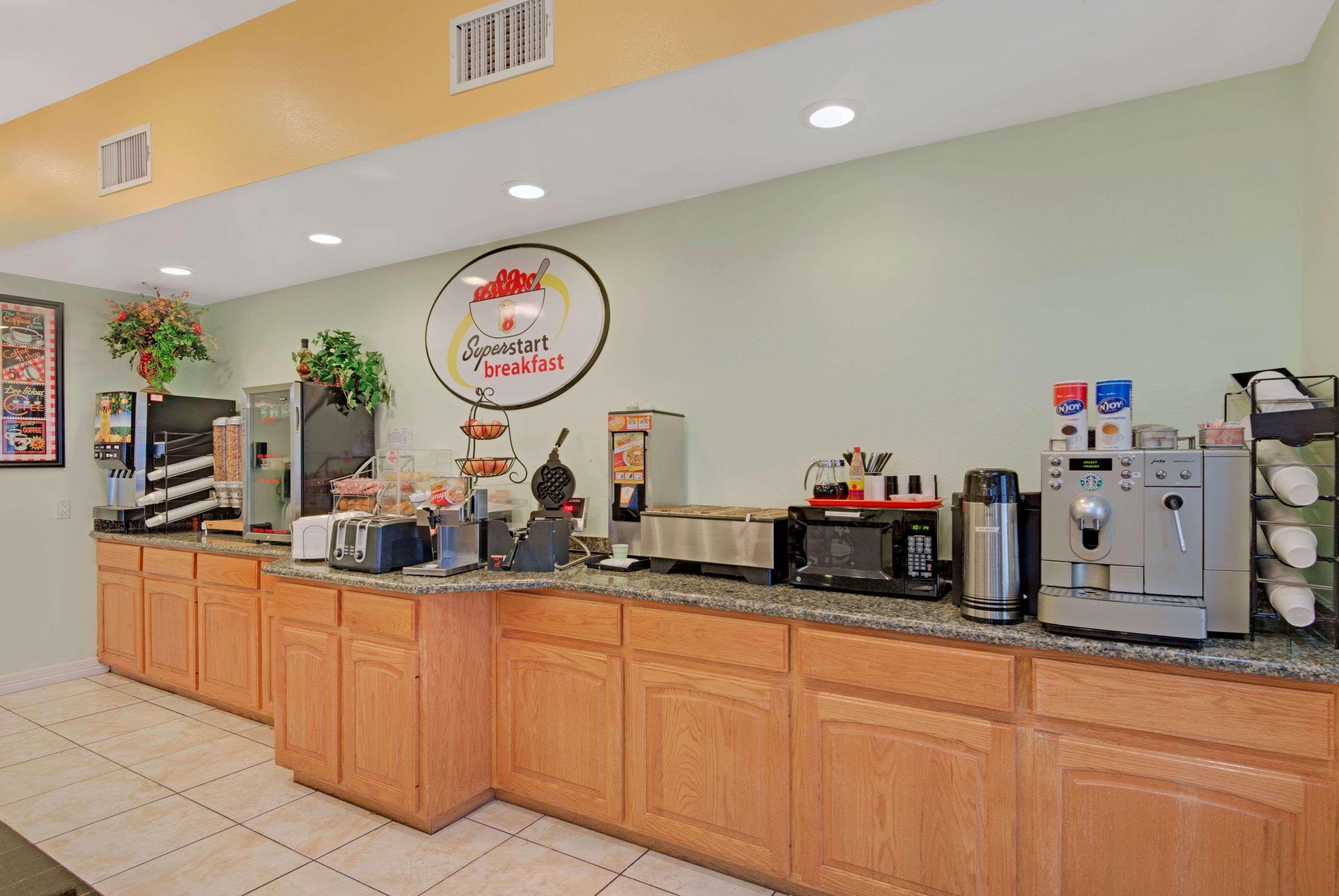Super 8 By Wyndham Austin/Airport North Hotel Екстериор снимка