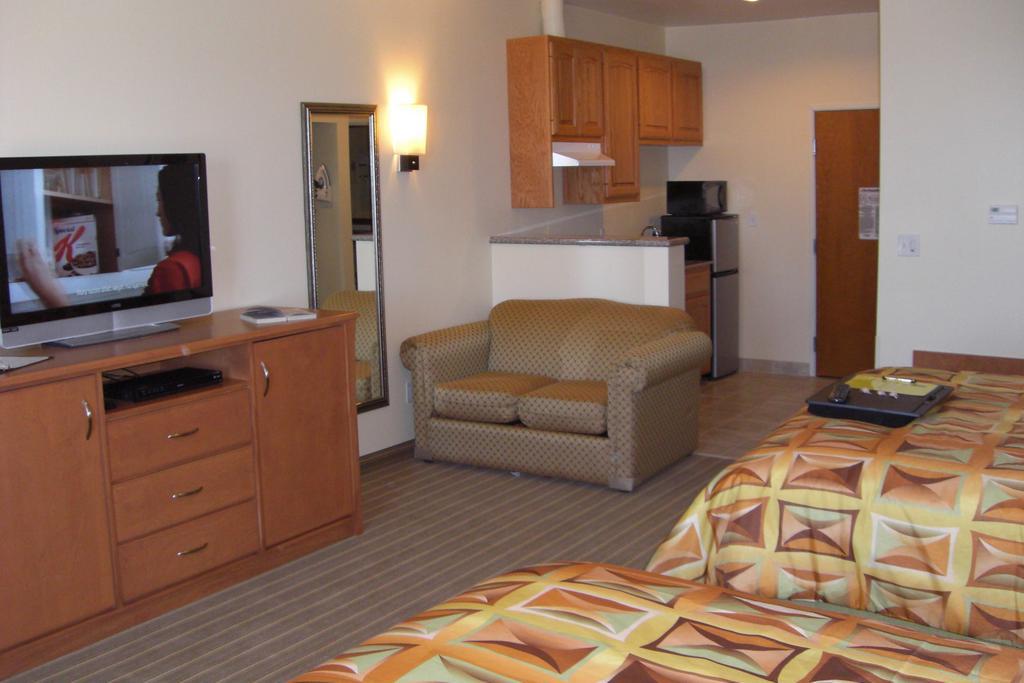 Super 8 By Wyndham Austin/Airport North Hotel Екстериор снимка