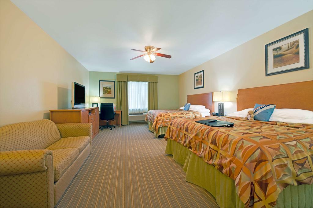 Super 8 By Wyndham Austin/Airport North Hotel Екстериор снимка